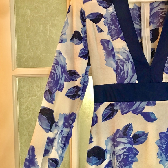 1 available V-Neck Floral Maxi Dress - Picture 4 of 4